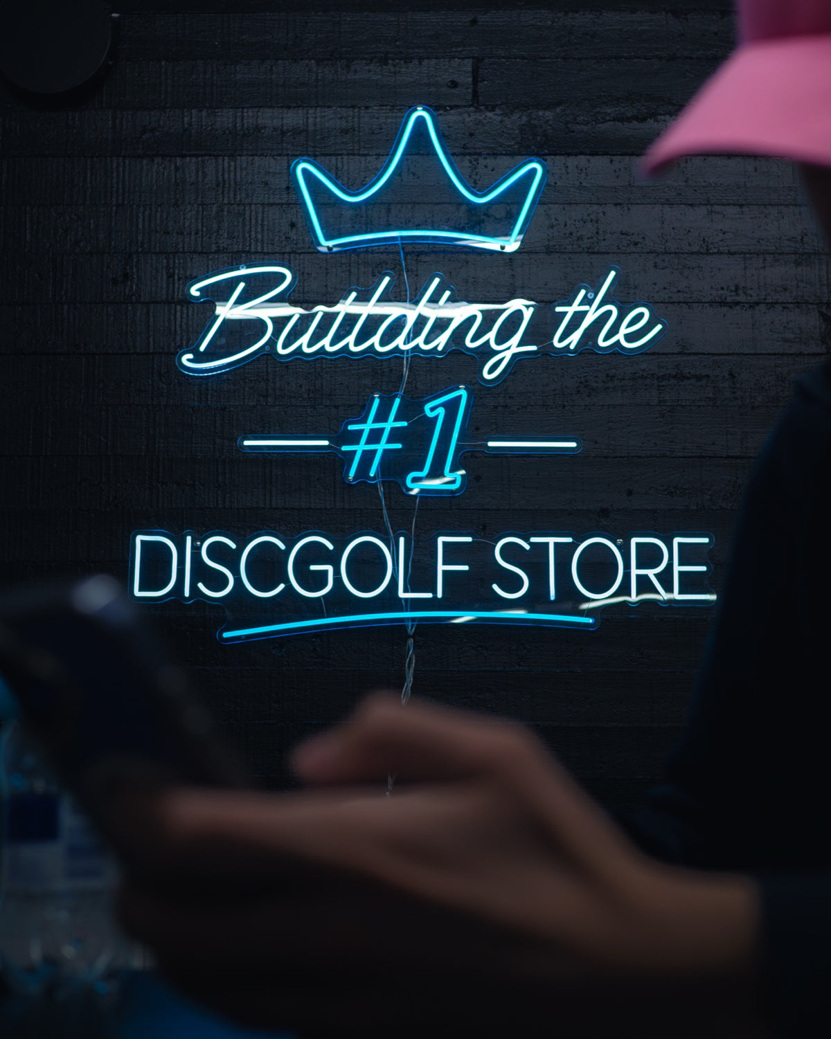 Neonskylten Building the #1 disc golf store i DiscKing-butiken